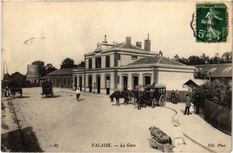 Carte postale ancienne Falaise La Gare France à Falaise