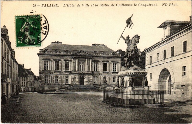 Carte postale ancienne Falaise L'Hotel de Ville et la Statue de Guillaume France à Falaise