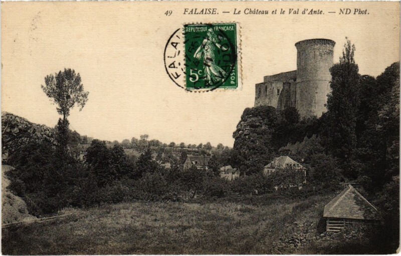 Carte postale ancienne Falaise Le Chateau et le Val d'Ante France à Falaise