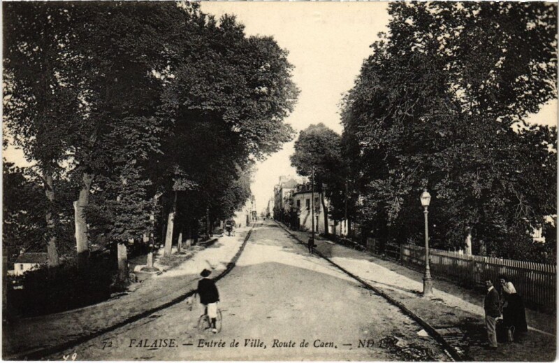 Carte postale ancienne Falaise Entree de Ville, Route de Caen France à Falaise