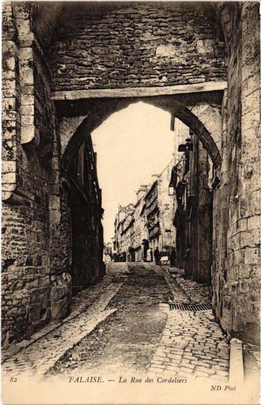 Carte postale ancienne Falaise La Rue des Cordeliers France à Falaise