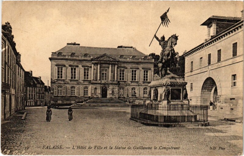 Carte postale ancienne Falaise L'Hotel de Ville et la Statue de Guillaume France à Falaise