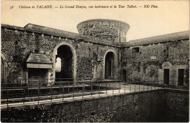 Carte postale ancienne Falaise Le Grand Donjon, vue interieure France à Falaise