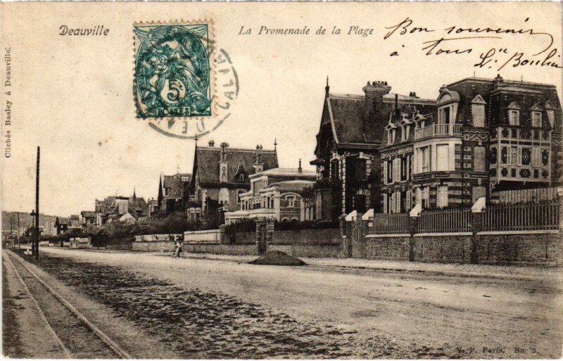 Carte postale ancienne Deauville La Promenade de la Plage France à Deauville