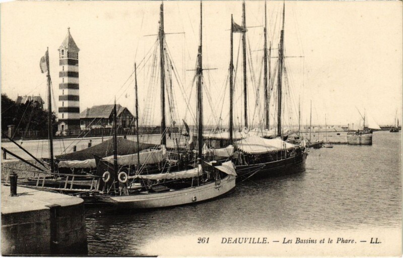 Carte postale ancienne Deauville Les Bassins et le Phare France à Deauville