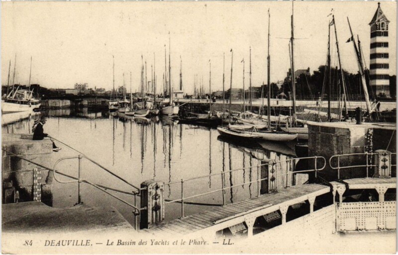 Carte postale ancienne Deauville Le Bassin des Yachts et le Phare France à Deauville