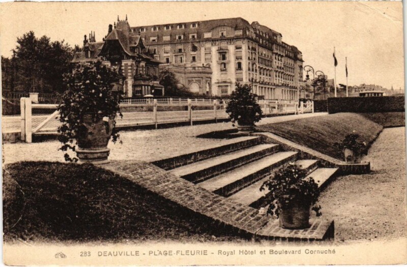 Carte postale ancienne Deauville Royal Hotel et Boulevard Cornuche France à Deauville