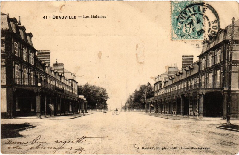 Carte postale ancienne Deauville Les Galeries France à Deauville