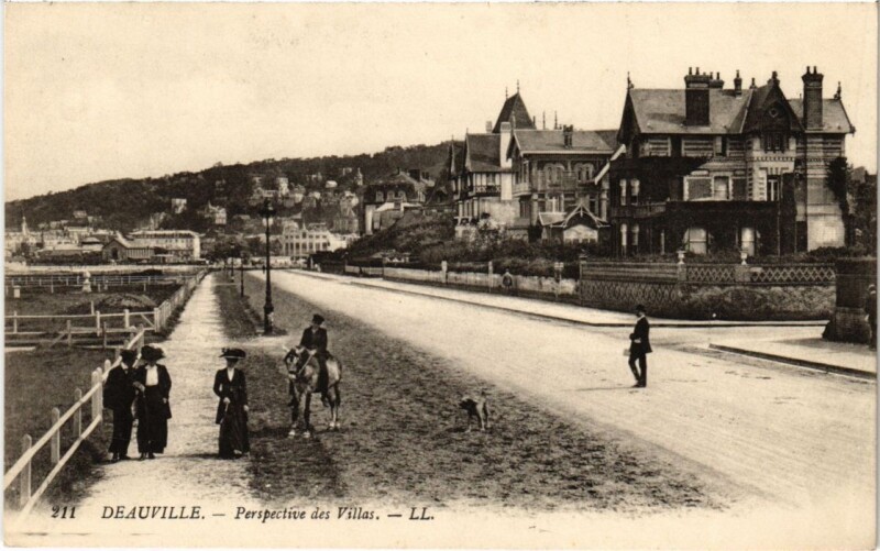 Carte postale ancienne Deauville Perspective des Villas France à Deauville