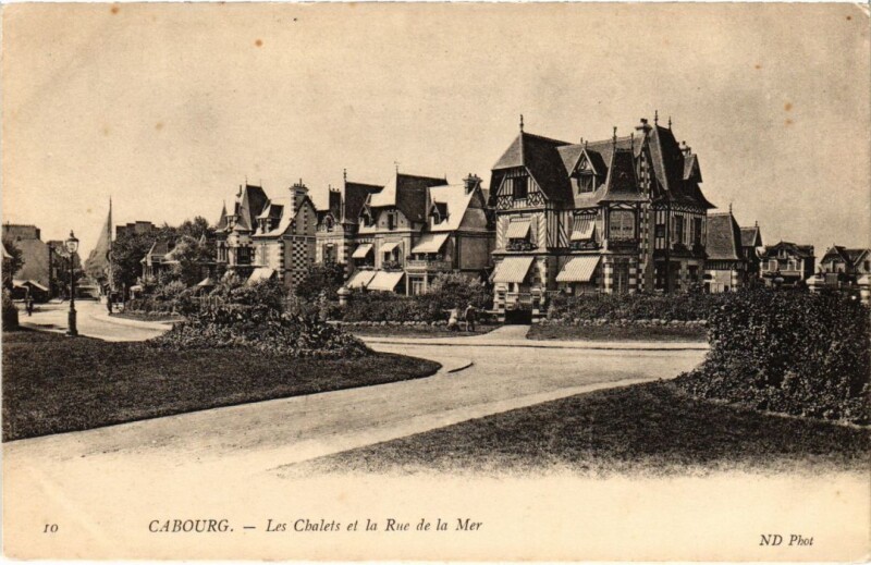 Carte postale ancienne Cabourg Les Chalets et la Rue de la Mer France à Cabourg