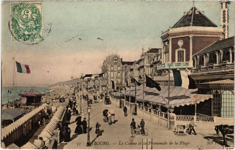 Carte postale ancienne Cabourg Le Casino et la Promenade de la Plage France à Cabourg