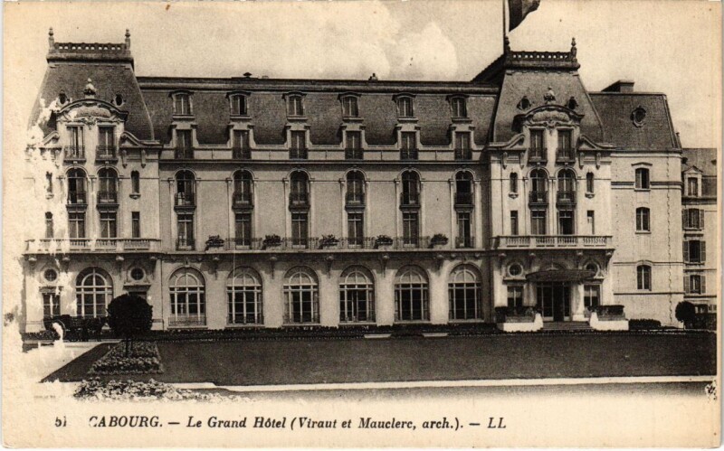 Carte postale ancienne Cabourg Le Grand Hotel France à Cabourg