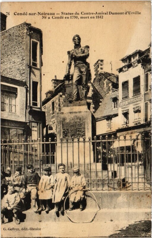 Carte postale ancienne Conde-sur Noireau Statue du Contre-Amiral Dumont d'Urville France à Urville