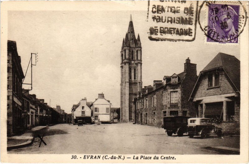 Carte postale ancienne Evran La Place du Centre