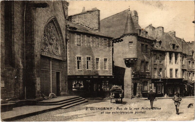 Carte postale ancienne Guingamp Bas de la Rue Notre-Dame et Vue Exterieure du Portail à Guingamp