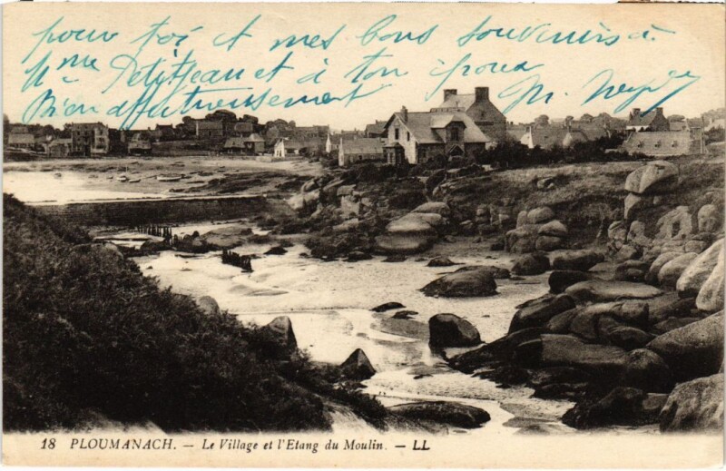 Carte postale ancienne Ploumanac'H Le Village et l'Etang du Moulin