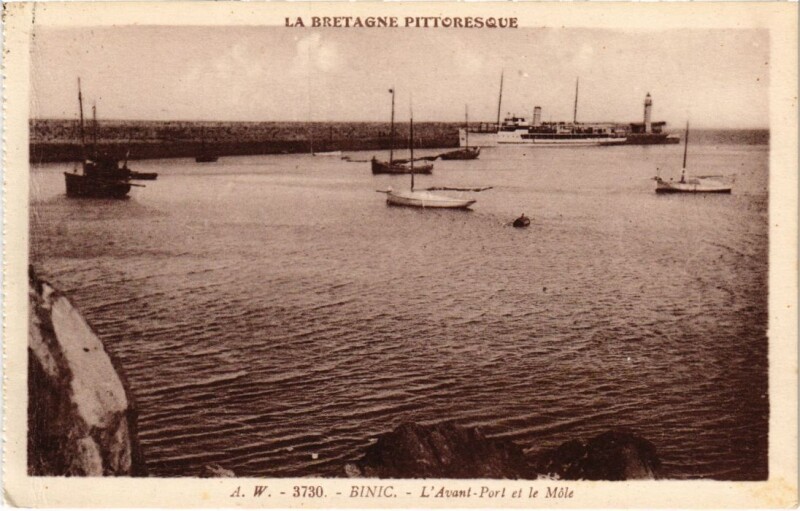 Carte postale ancienne Binic L'Avant-Port et le Mole