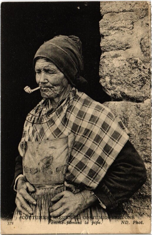 Carte postale ancienne Costumes Moeurs et Costumes Bretons - Femme Fumant la Pipe