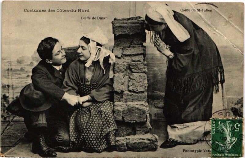 Carte postale ancienne Costumes des Cotes-du-Nord - Coiffe de Dinan et de Saint-Julien à Dinan