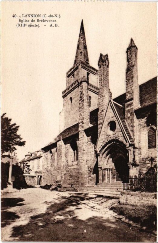 Carte postale ancienne Lannion Eglise de Brelevenez à Lannion