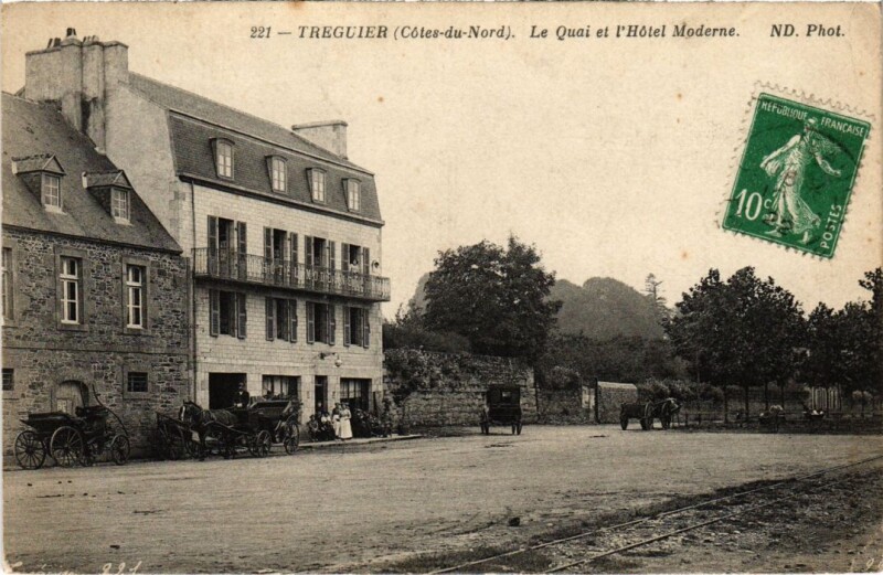 Carte postale ancienne Treguier Le Quai et l'Hotel Moderne