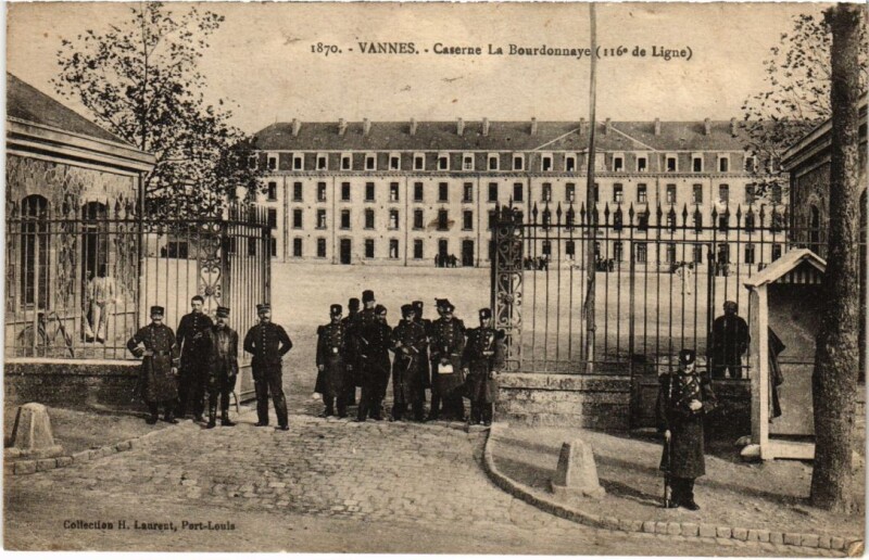 Carte postale ancienne Vannes Caserne La Bourdoyanne
