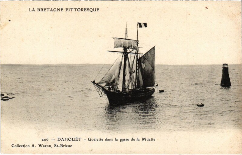 Carte postale ancienne Dahouet Goelette dans la Passe de la Muette