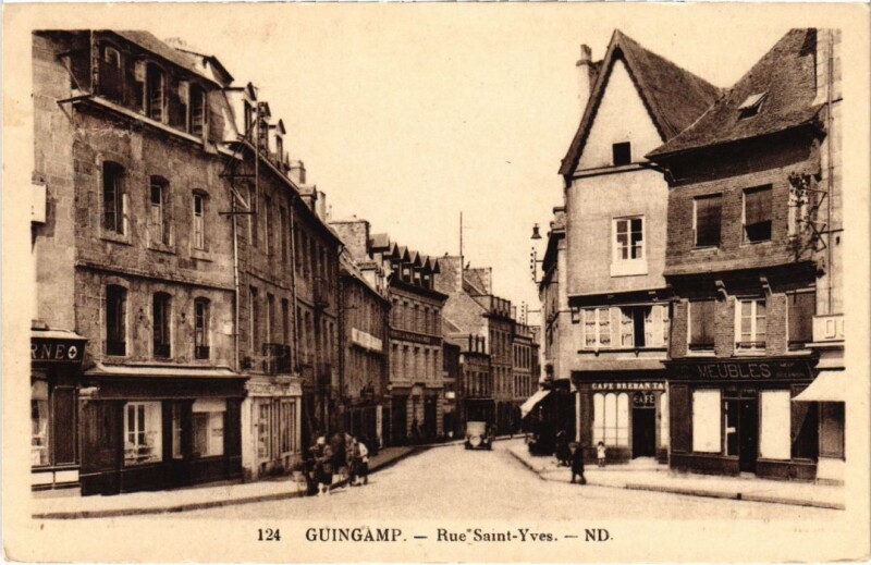 Carte postale ancienne Guingamp Rue Saint-Yves à Guingamp
