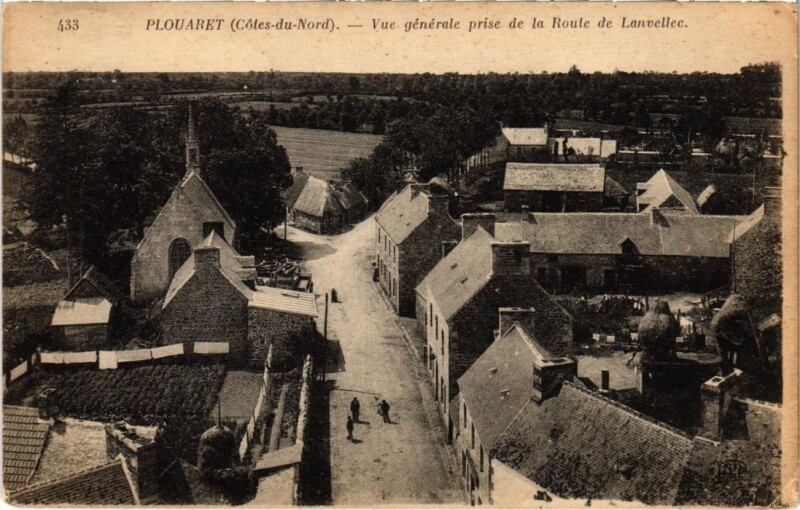 Carte postale ancienne Plouaret Vue Generale prise de la Route de Lanvellec à Lanvellec