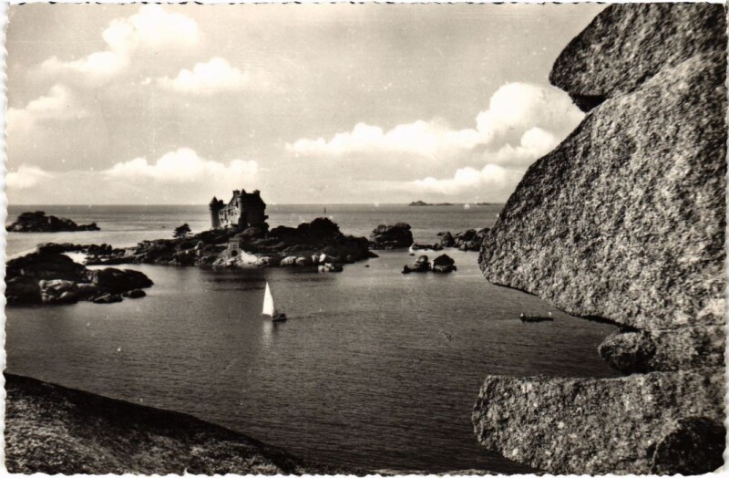 Carte postale ancienne Ploumanac'H Le Chateau de Costaeres