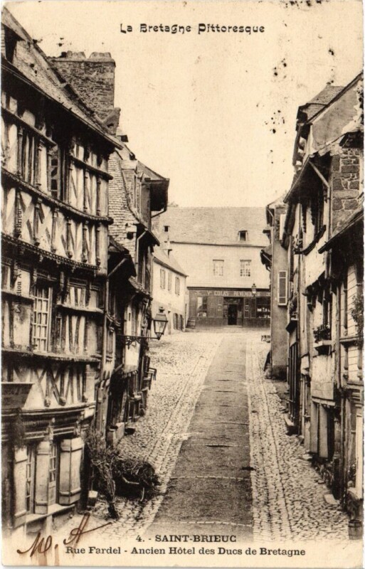 Carte postale ancienne Saint-Brieuc Rue Fardel - Ancien Hotel des Ducs de Bretagne à Saint-Brieuc