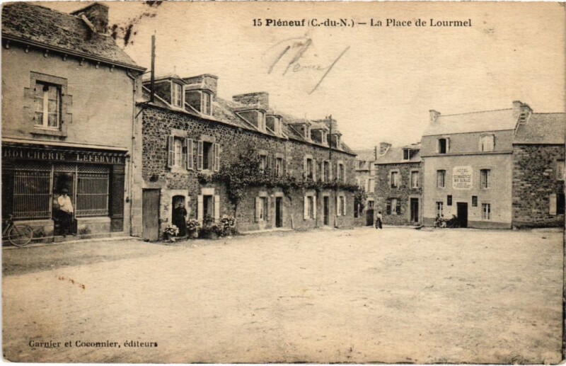 Carte postale ancienne Pleneuf La Place de Lourmel