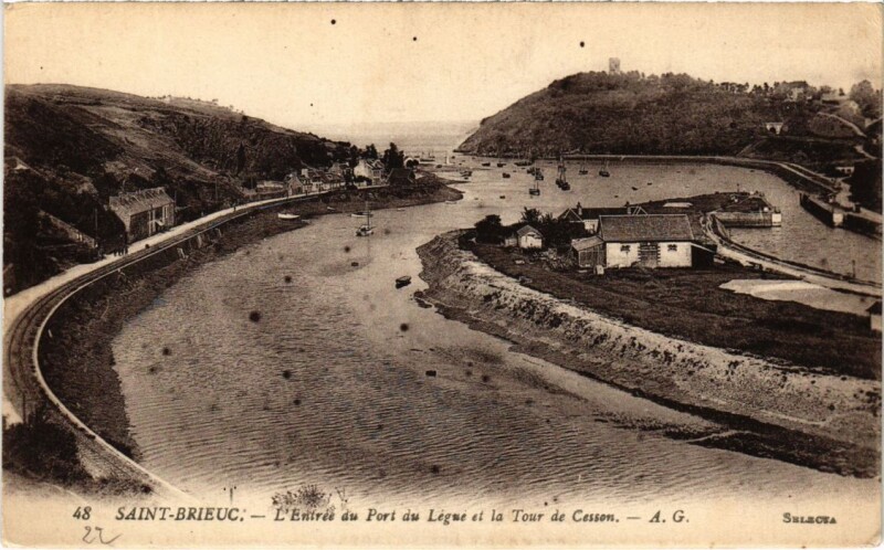 Carte postale ancienne Saint-Brieuc L'Entree du Port du Legeu et la Tour de Cesson à Saint-Brieuc