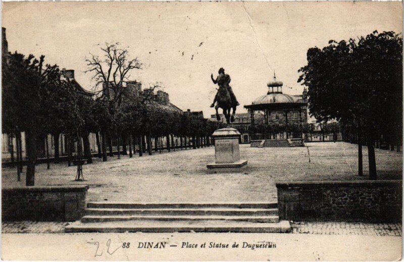 Carte postale ancienne Dinan Place et Statue de Duguesclin à Dinan