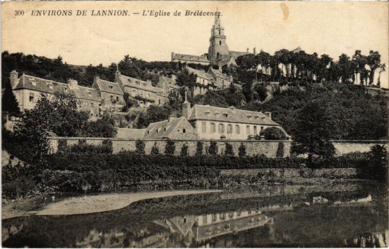 Carte postale ancienne Environs de Lannion L'Eglise de Brelevenez à Lannion
