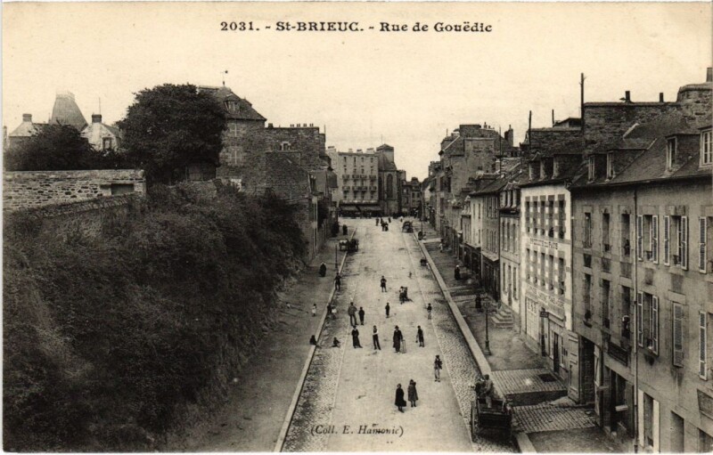 Carte postale ancienne Saint-Brieuc Rue de Gouedic à Saint-Brieuc