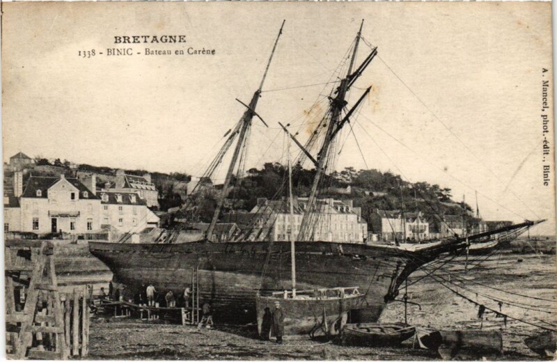 Carte postale ancienne Binic Bateau en Carene