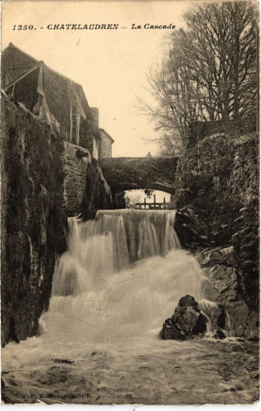Carte postale ancienne Chatelaudren La Cascade