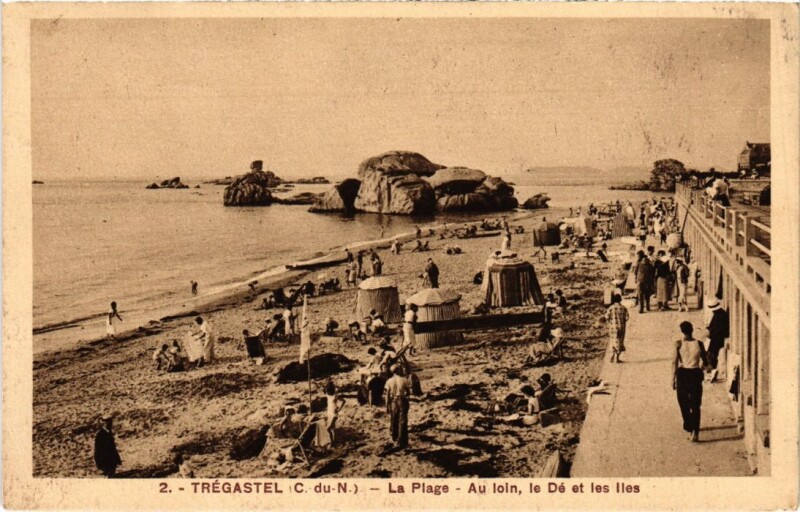 Carte postale ancienne Tregastel La Plage - Au Loin le De et les Iles