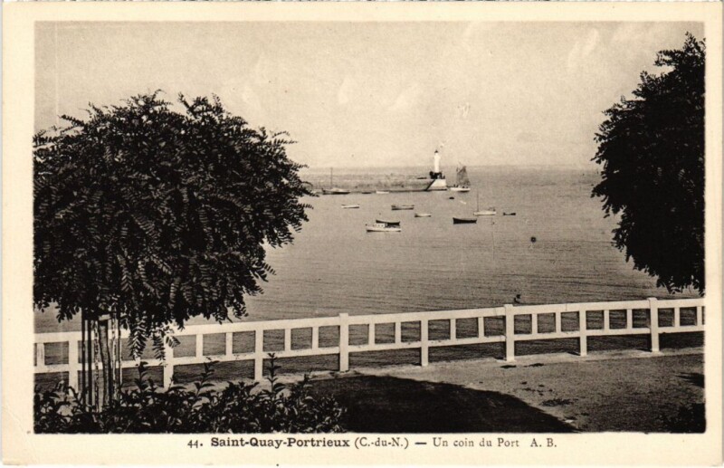 Carte postale ancienne Saint-Quay-Portrieux Un Coin du Port à Saint-Quay-Portrieux