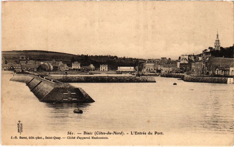 Carte postale ancienne Binic L'Entree du Port
