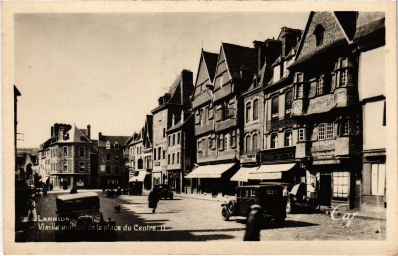 Carte postale ancienne Lannion Vieille maison de la place du Centre France à Lannion