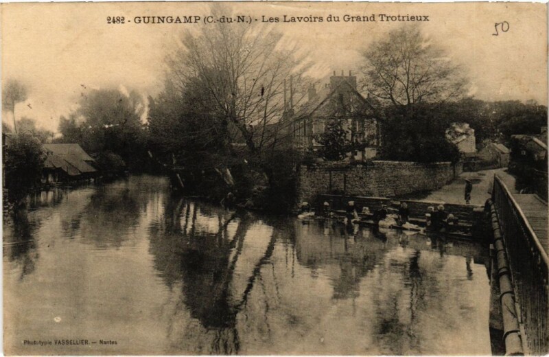 Carte postale ancienne Guingamp Les Lavoirs du Grand Trotrieux à Guingamp
