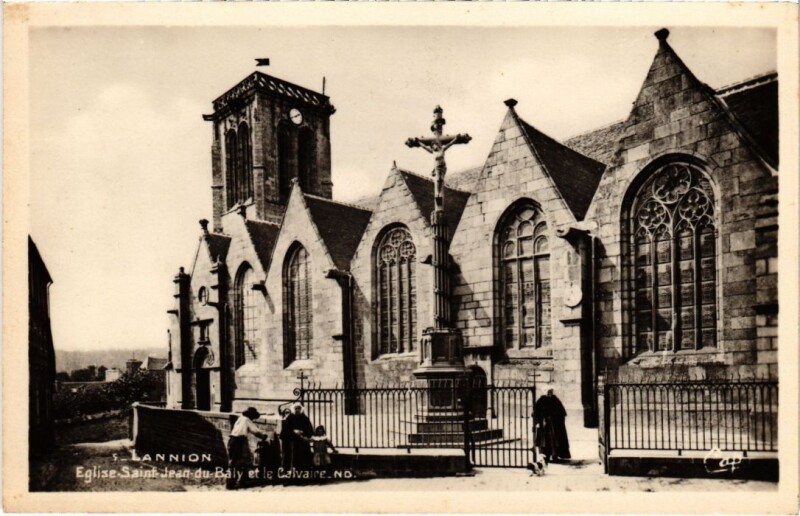 Carte postale ancienne Lannion Eglise Saint-Jean-du-Baly et le Calvaire à Lannion