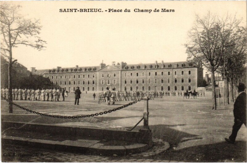 Carte postale ancienne Saint-Brieuc Place du Champ de Mars à Saint-Brieuc