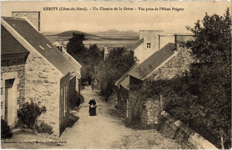 Carte postale ancienne Paimpol Kerity Un Chemin de la Greve Vue prise de l'Hotel Prigent à Paimpol