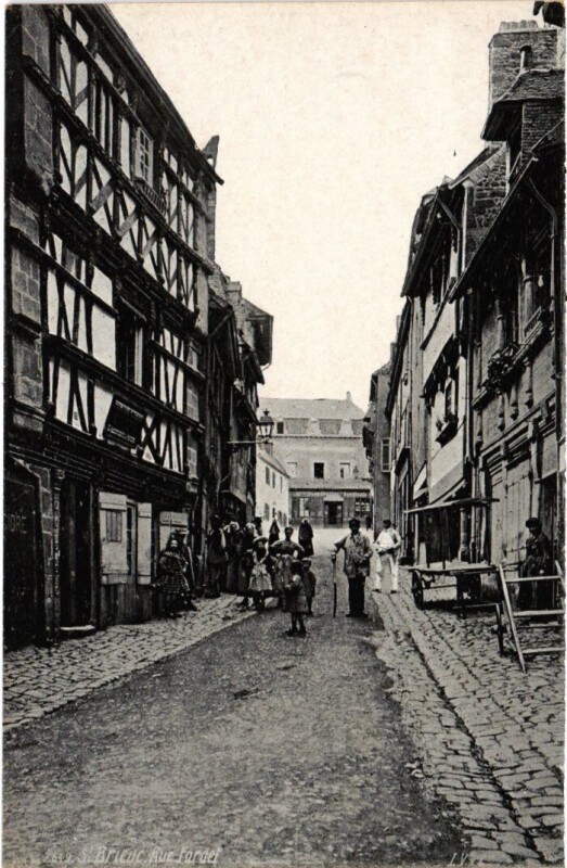 Carte postale ancienne Saint-Brieuc Rue Fardel à Saint-Brieuc