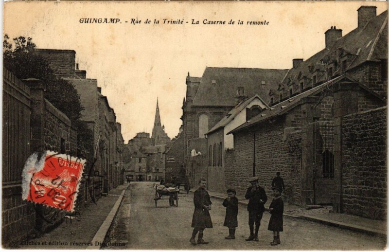 Carte postale ancienne Guingamp Rue de la Trinite - La Caserne de la Remonte à Guingamp