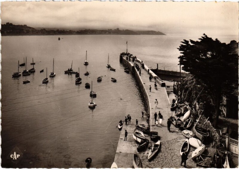 Carte postale ancienne Val-Andre La Jetee et le Rocher de Piegu
