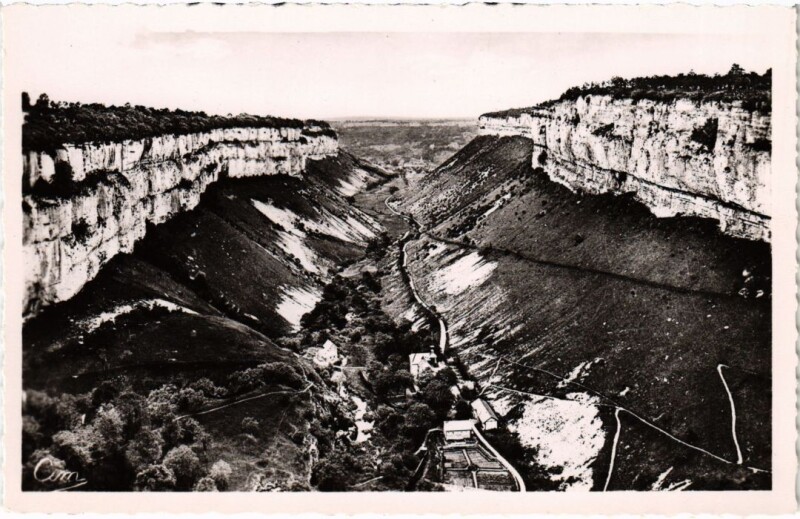 Carte postale ancienne Baume les Messieurs vue generale de la Vallee à Baume-les-Messieurs